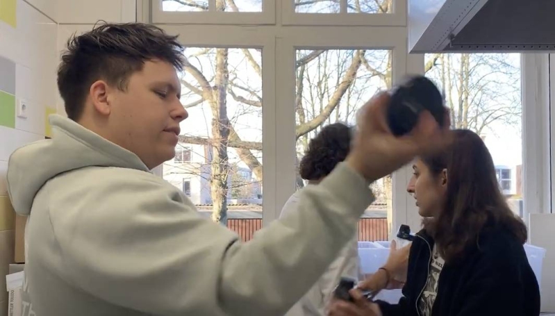 Elin test zijn proteïneshake die hij ontwikkelde voor zijn afstudeeronderzoek bij de opleiding Food & Business.