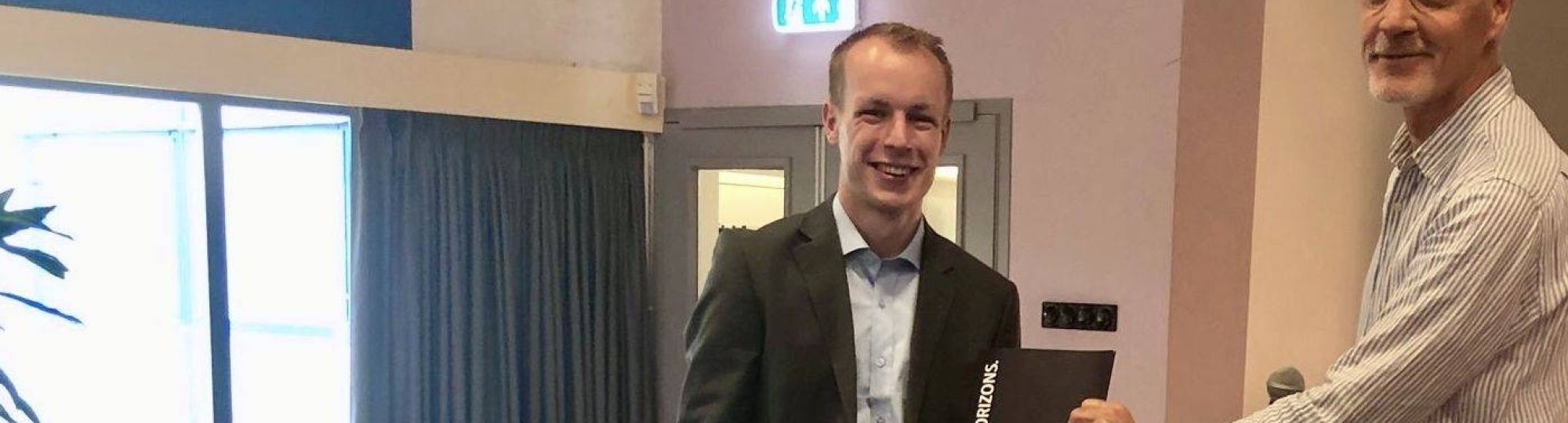 Werktuigbouwkunde student Tiemen van Rijswijk ontvangt uit handen van docent Sjoerd Timmermans het eerste certificaat van de HAN Themaroute Robotics