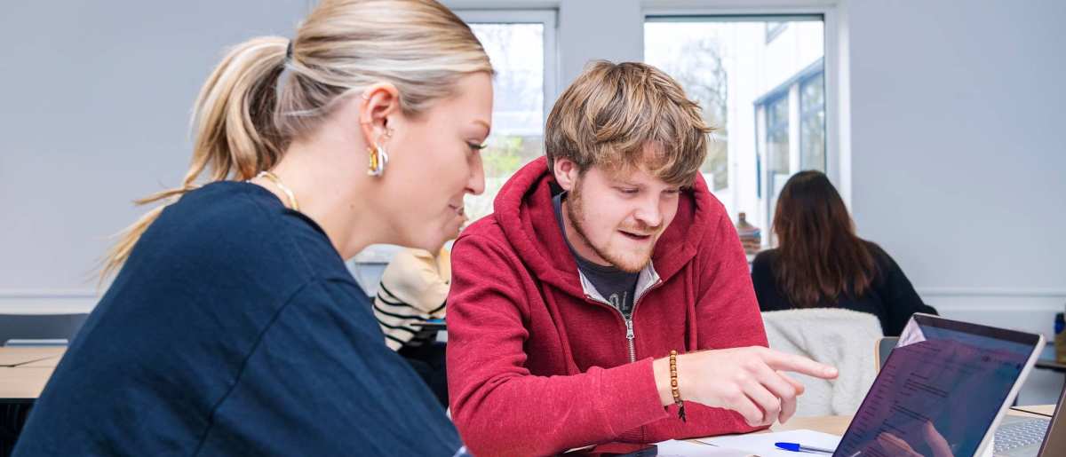 AMM LLO Joey en Isa tijdens les Social Work deeltijd