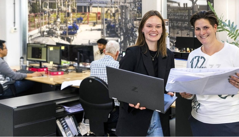 links emma bleumink en eveline peters in hun werkomgeving bij iv-industrie