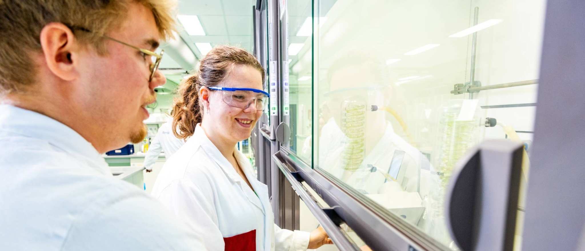 studenten chemie aan het werk in het lab