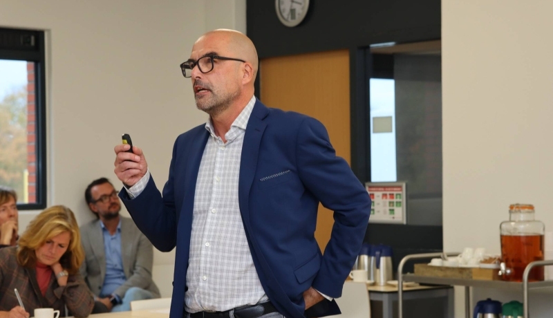 Lector in spe Egbert Willekes (Futureproof Control) voor de klas tijdens een workshop in de Week van het Economieonderwijs. Foto wordt gebruikt bij nieuwsitem over publicatie waaraan hij meewerkte.