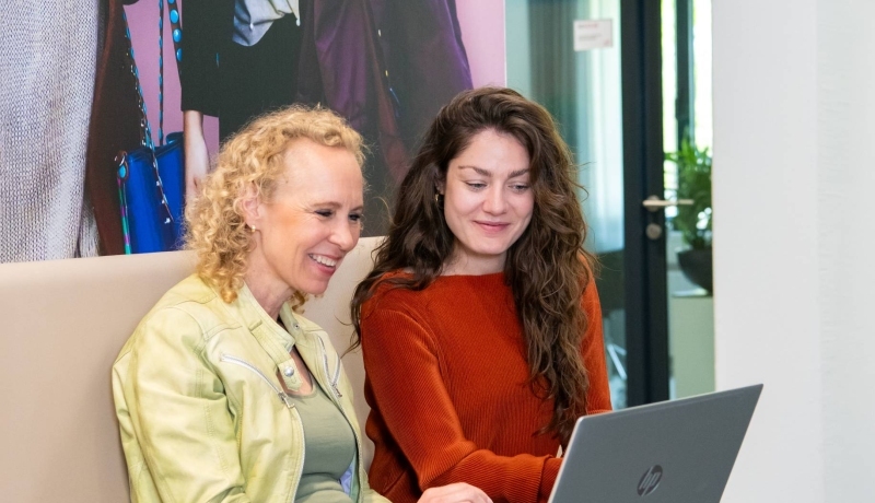 Deelnemers en docenten van de post-hbo opleiding Bedrijfskunde, in gesprek met elkaar op het plein voor Ruitenberglaan 31