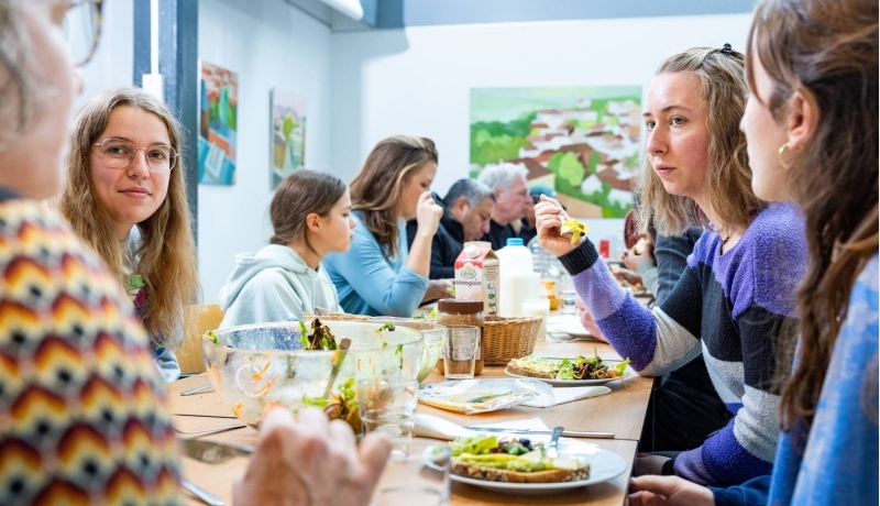 Studenten IPL organiseren een lunch met samenwerkingspartners. Daarna verzorgen ze tussenpresentaties aan hun opdrachtgevers uit de wijk Spijkerkwartier in Arnhem.