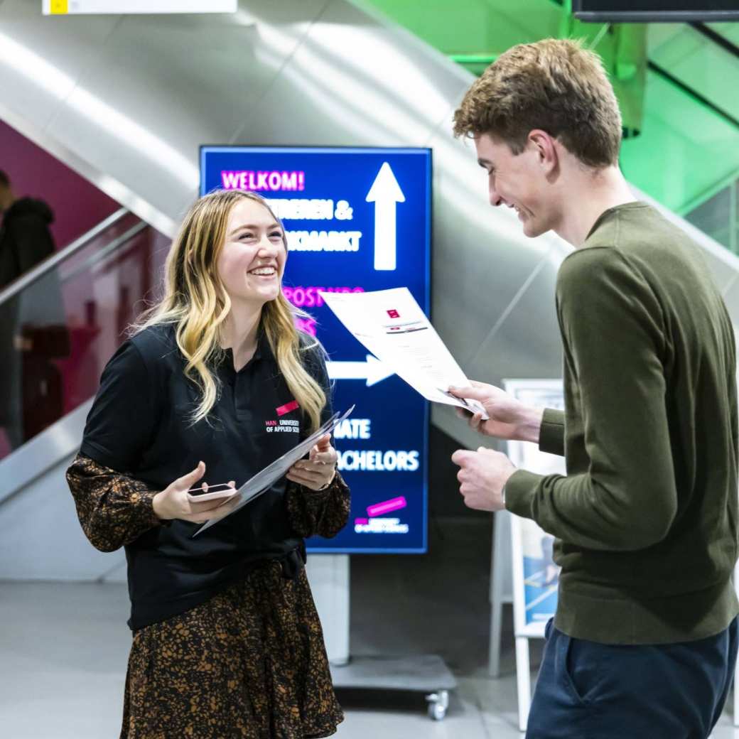 HAN werkstudent en bezoeker op Open Avond. Ruitenberglaan 31, Arnhem