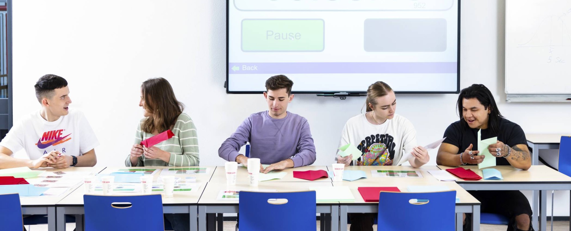 International Business-studenten volgen een les over financiën, marketing, supply chain management en organisatieverandering op de campus in Arnhem