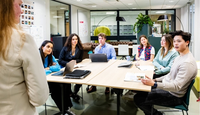 Studenten van de ad bedrijfskunde werken samen in de studio van Bedrijfskunde