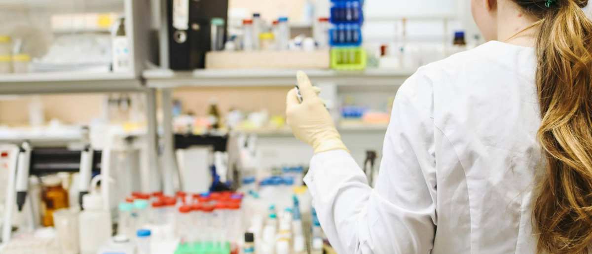 persoon staat in het laboratorium