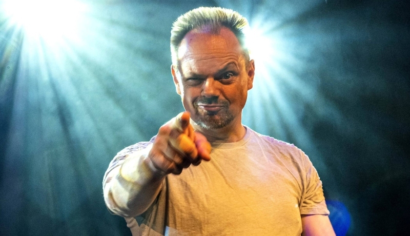 Silvester Zwanenveld voor de theatervoorstelling van het Campustheater.