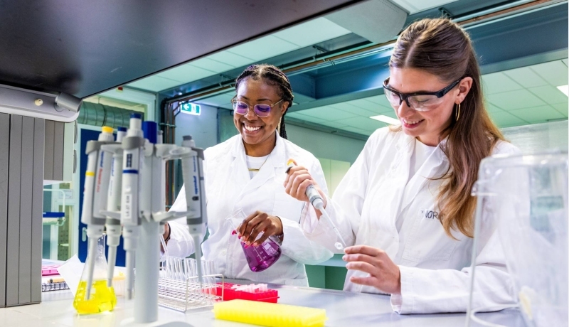 studenten met een pipet aan het werk in een bml lab