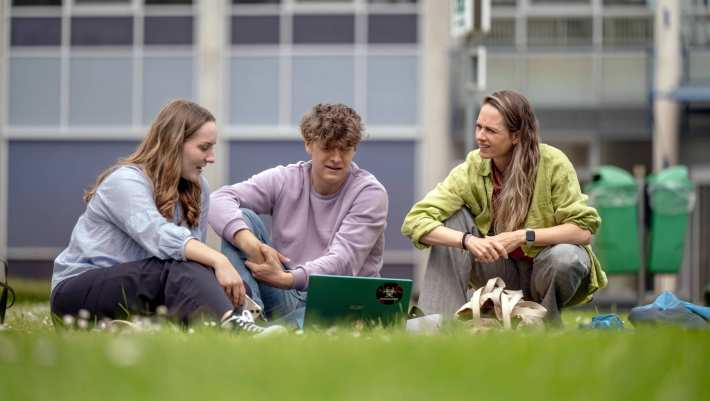 studenten kletsen op de han campus
