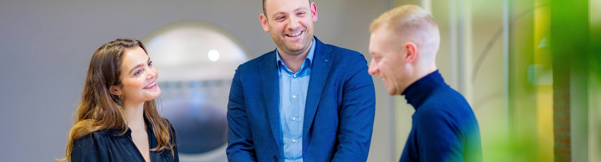 Studenten van de master Business Sales in overleg.