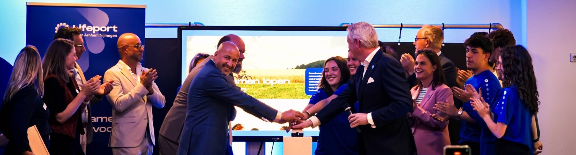 Met een symbolische druk op de knop gaat Lifeport Regio Arnhem Nijmegen van start op de HAN