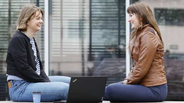 Studenten van de master Human Capital Innovatie buiten in gesprek tijdens de pauze. Urban setting. 