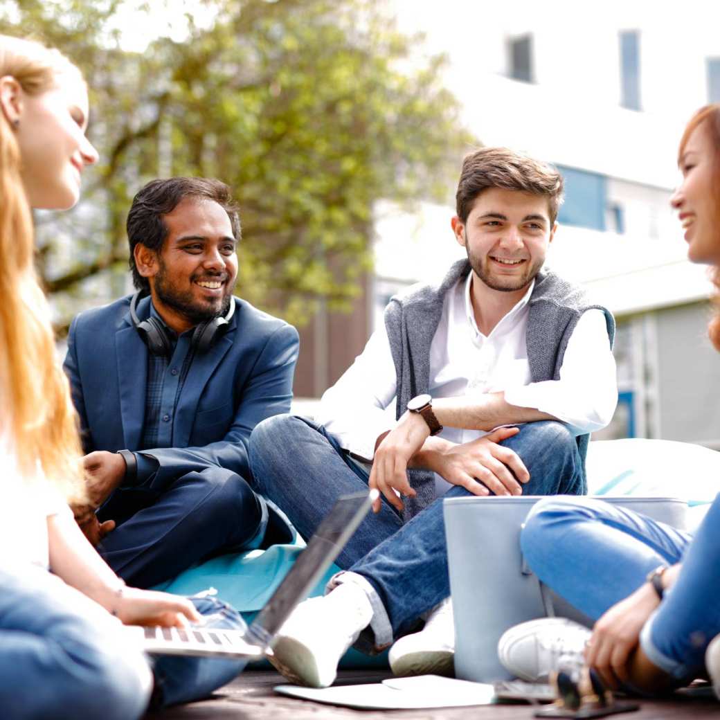 Groep van 4 Bio Informatica studenten overleggen buiten