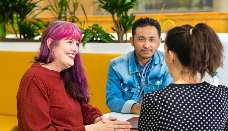 Twee studenten luisteren aandachtig