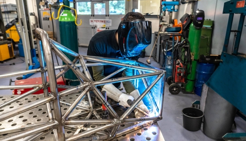 Een HAN student Automotive is een constructie aan het lassen.
