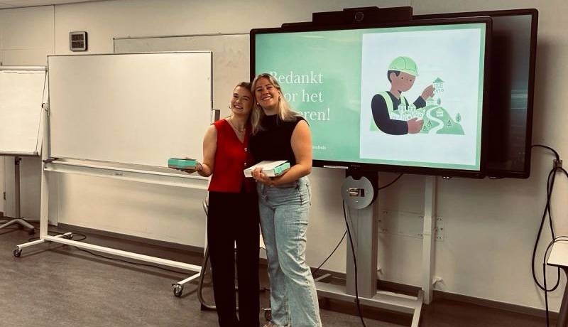 Roos en Valerie voor een whiteboard