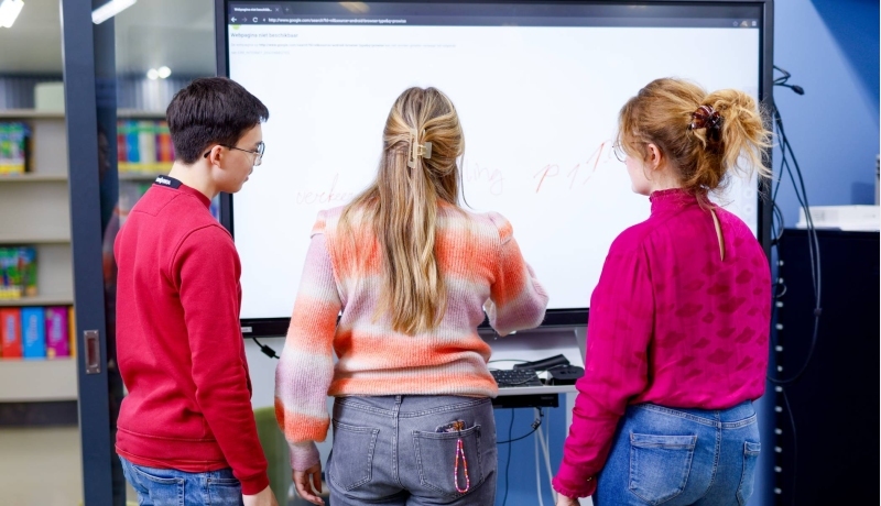 HAN Academie Educatie, Pabo, Pabo-ALO, ALPO, voltijd en deeltijd, studenten en docent kijken naar digibord in iXperium, 2024