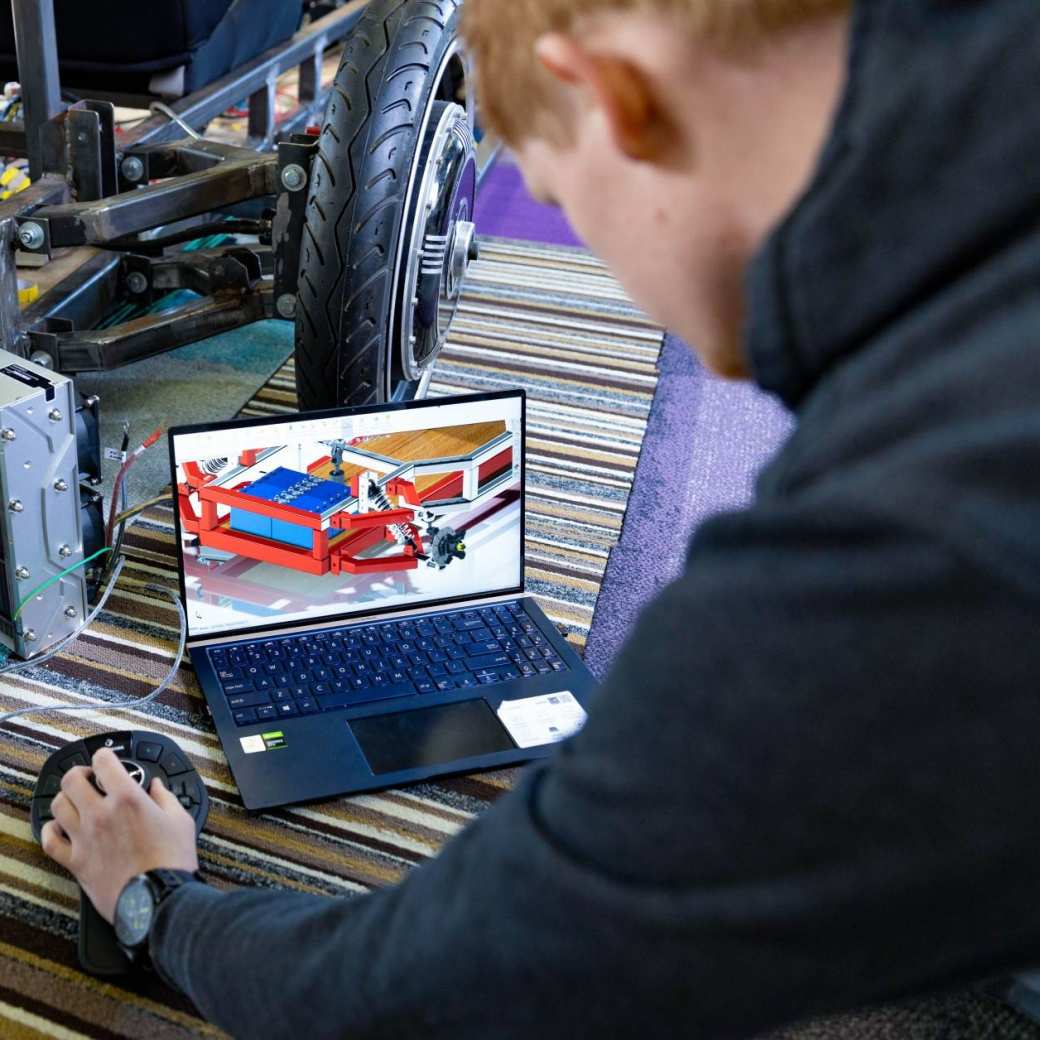 Student werkt aan Boyle, eenpersoonswaterstofvoertuig H2lab Waterstoflab IPKW. computerscherm ontwerp