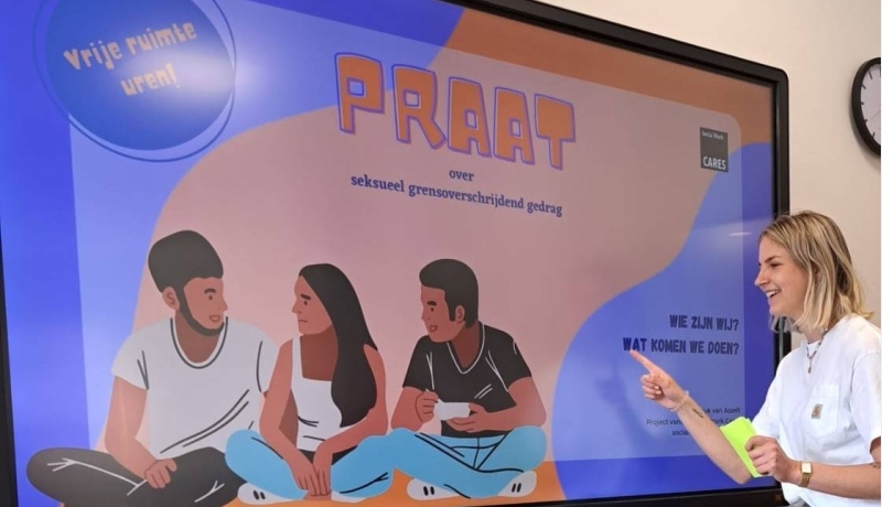 Een foto van Anouk van Asselt tijdens een gastcollege.