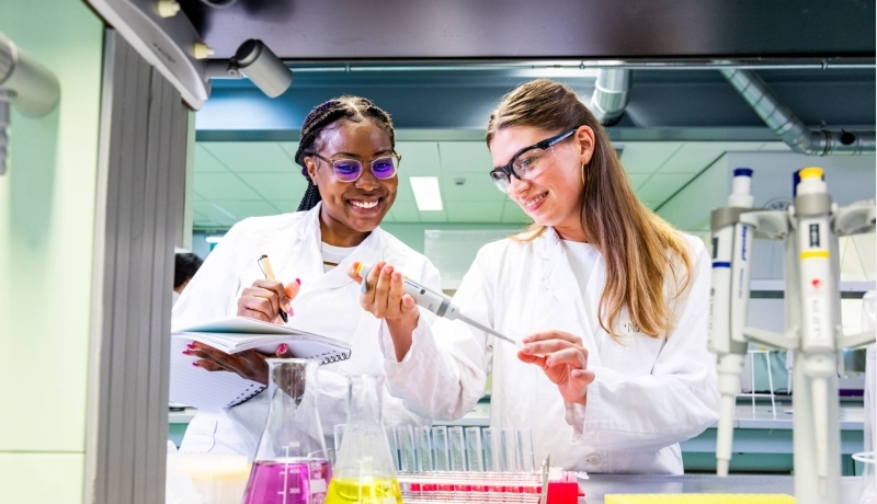 studenten met een pipet in het lablokaal