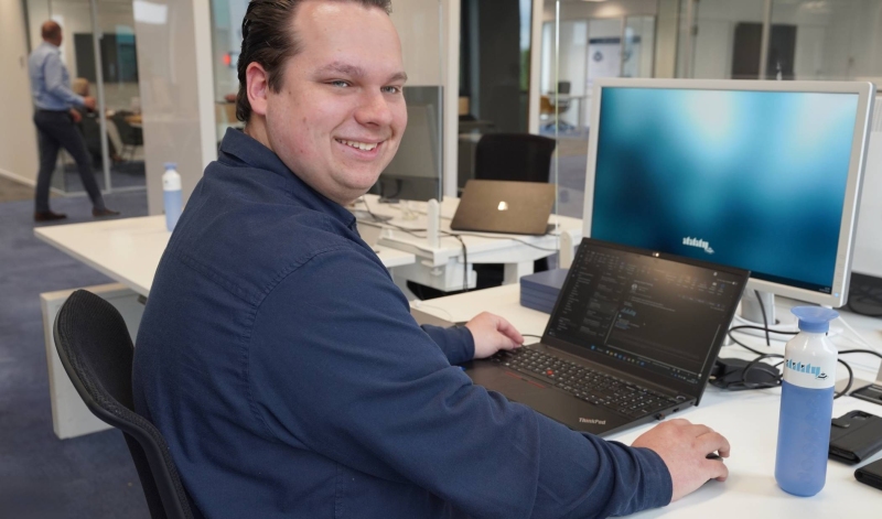 Matthijs aan het werk achter een laptop