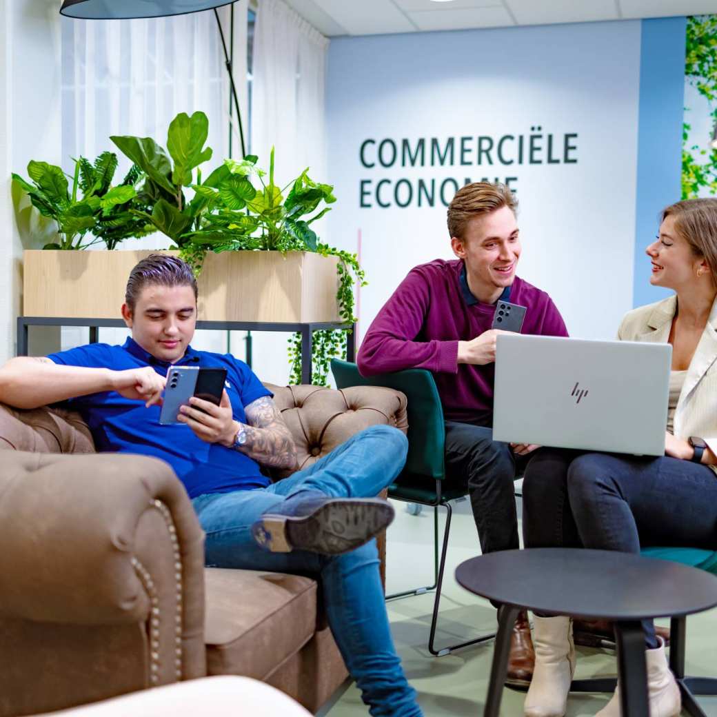 Studenten van de bachelor Commerciële Economie deeltijd, duaal in gesprek en samenwerken.
