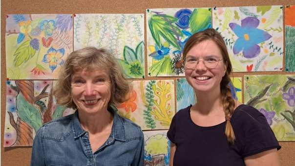 Mieneke Tempelmann en Tessa Kleijn op de HAN Pabo voor kunstwerken van studenten. Deze foto is gemaakt voor een artikel in de rubriek Zo moeder, zo dochter.