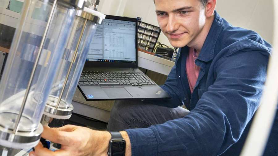 Tim Vianen, student Werktuigbouwkunde, doet onderzoek in het waterstoflab van de HAN.