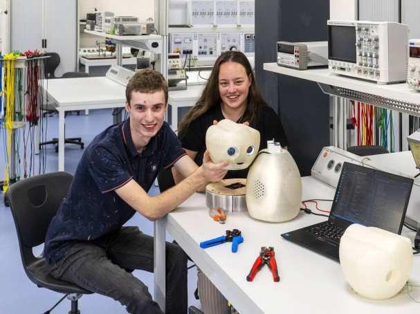 Victor en Marelle laten hun zelf ontworpen zorgrobot zien