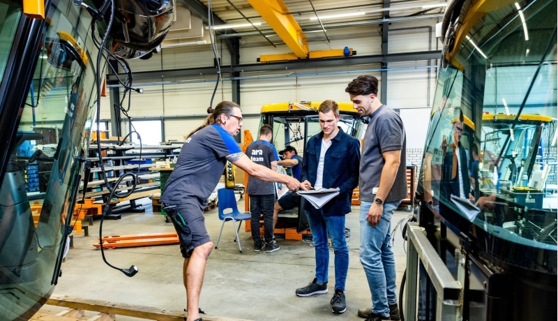 Technische Bedrijfskunde stagiairs overleggen met medewerker van bedrijf ARA.