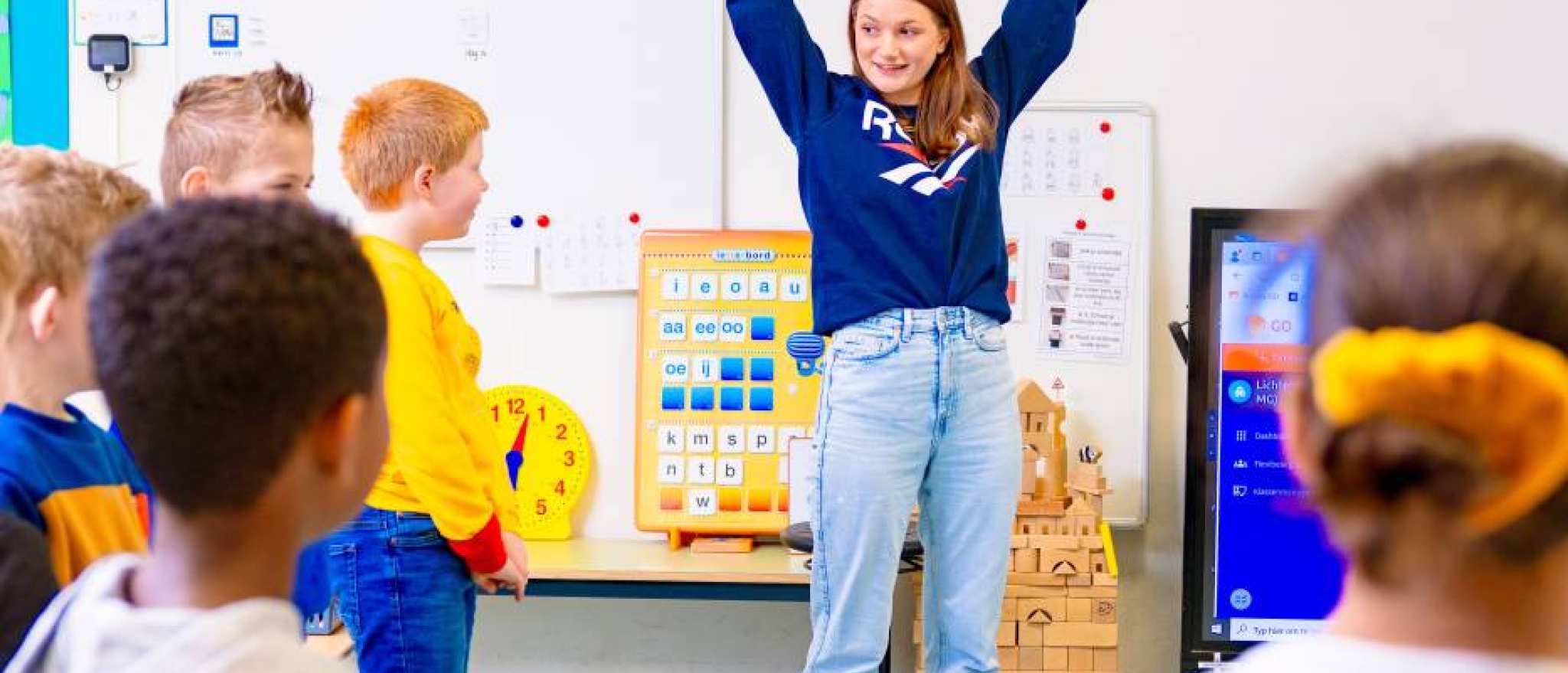 Speciaal Onderwijs op de school Lichtenbeek. Lerares geeft les aan de kinderen.