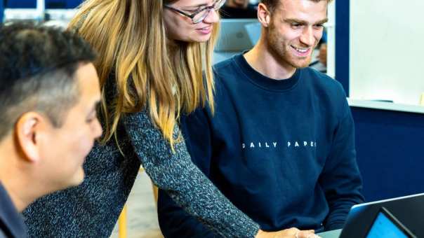 Docent Master Applied Data Science geeft uitleg aan student 