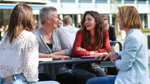 Post-hbo Bedrijfskunde, pauze, campus, buiten, praten, gezellig, Ruitenberglaan 31, 2022