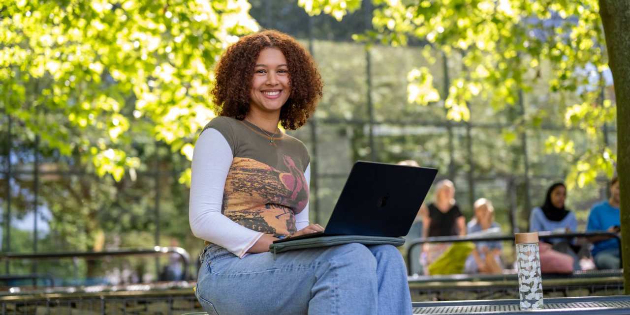 student op laptop leest over selectie en loting