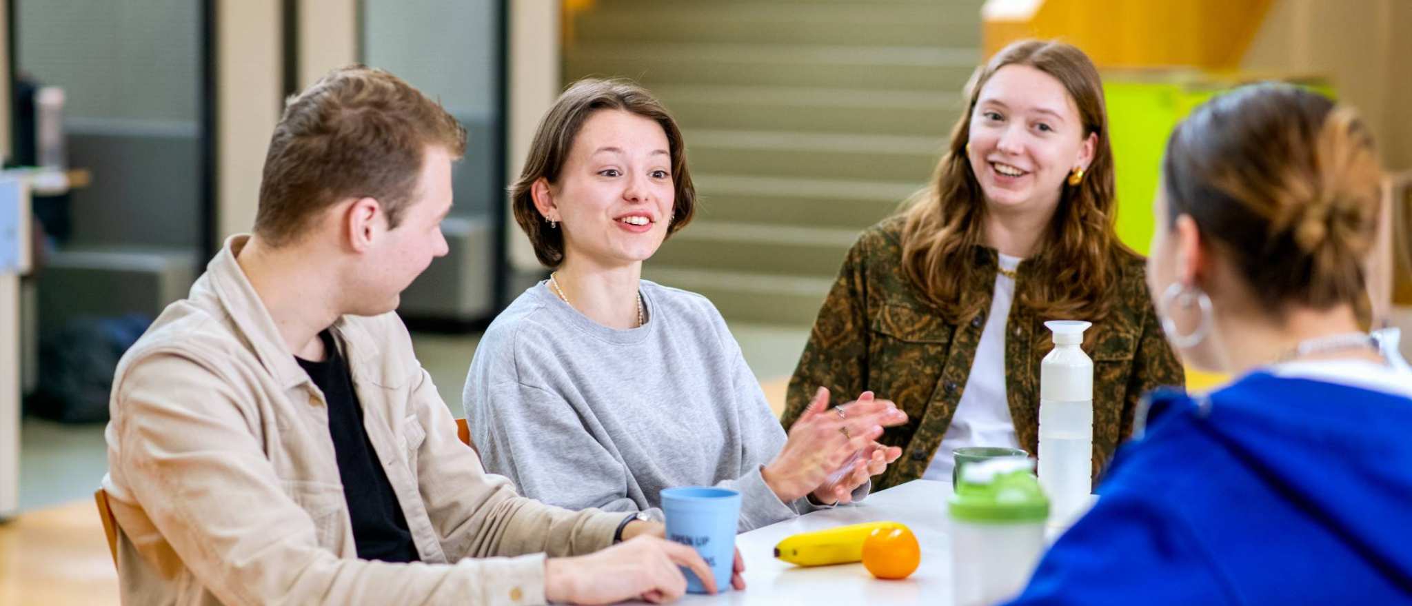 De studenten zijn in overleg met elkaar.