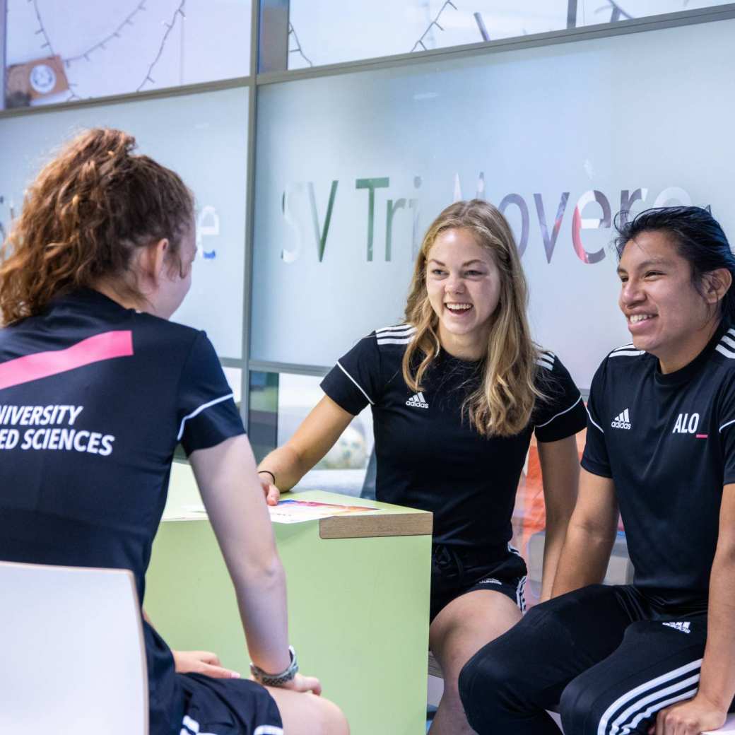 Studenten van studievereniging Tri Movere zitten op de bank en kletsen met elkaar