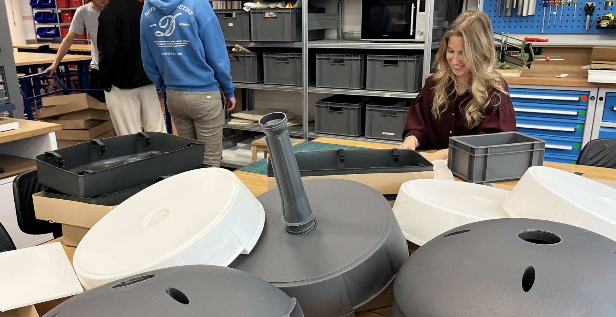 Onze 2e-jaars studenten Industrieel Product Ontwerpen (IPO) gingen de uitdaging aan om in één dag revolutionaire designs te bedenken voor parasolvoeten en beach flag houders tijdens pressure cooker
