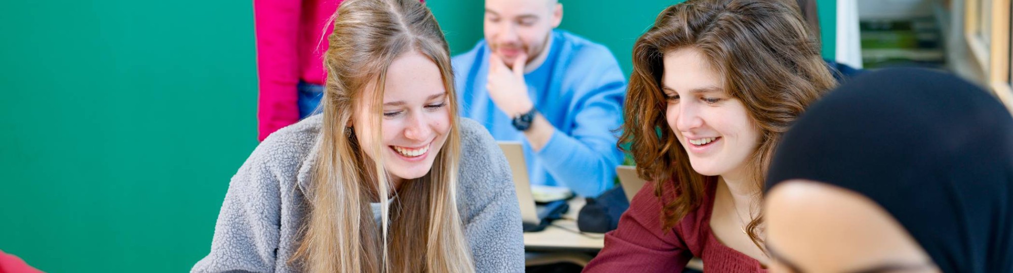 Studenten aan het werk achter een laptop