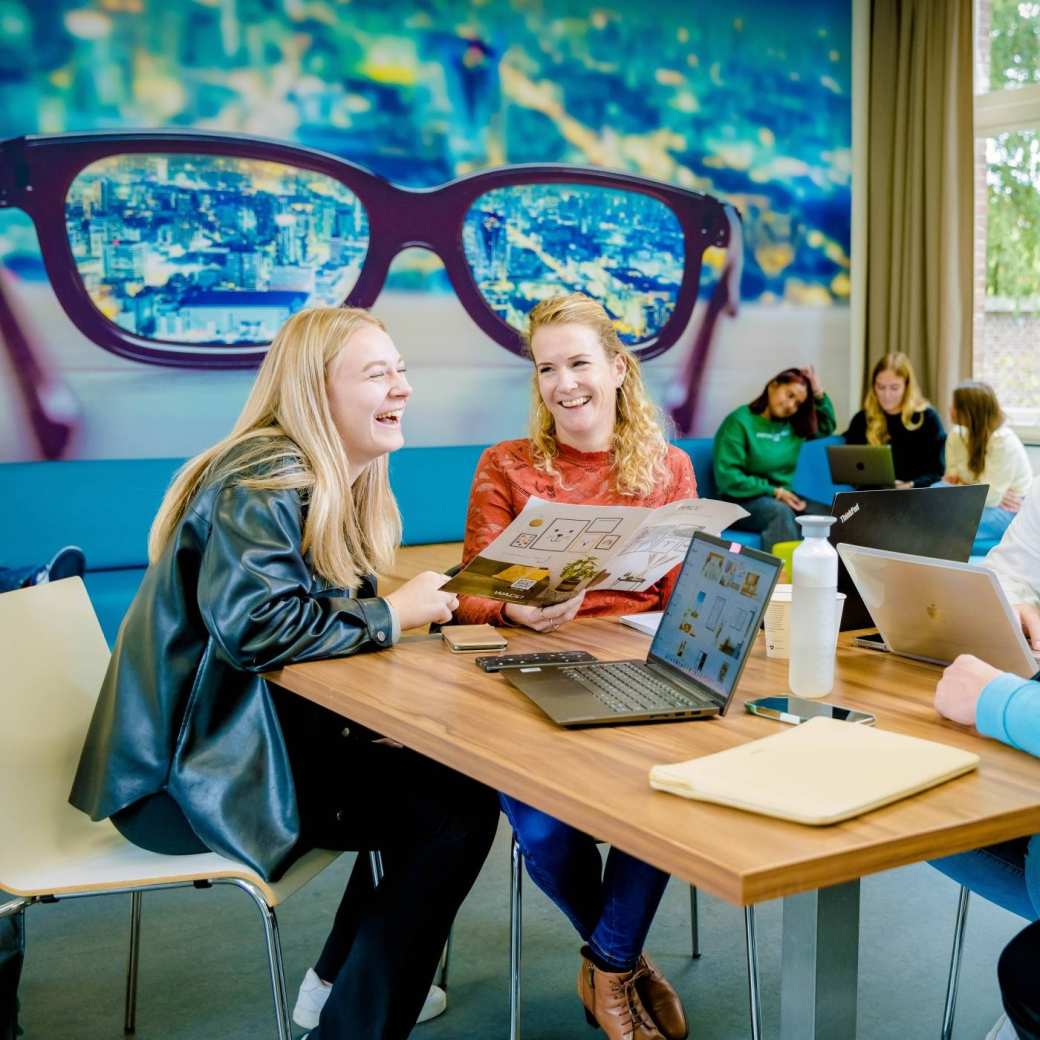 Studenten communicatie aan een tafel