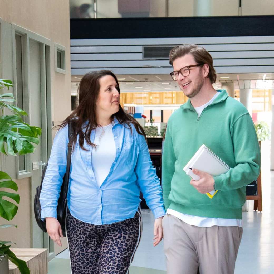 Studenten lopen op de gang