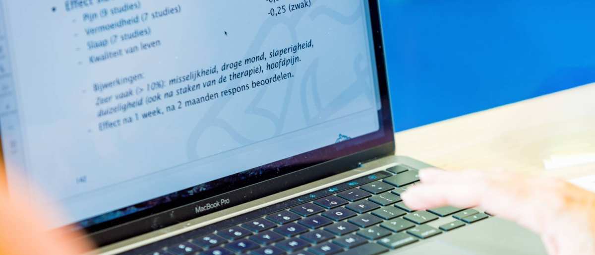 Foto van laptop met daarop informatie over de op cursus acute pijn service.