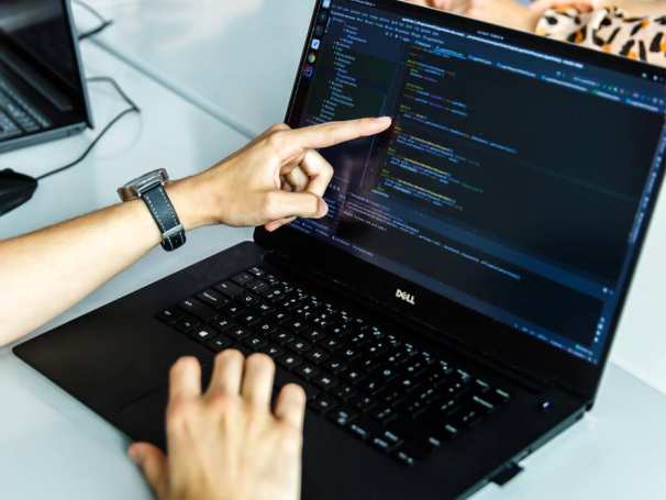 ict studenten met laptop in de les