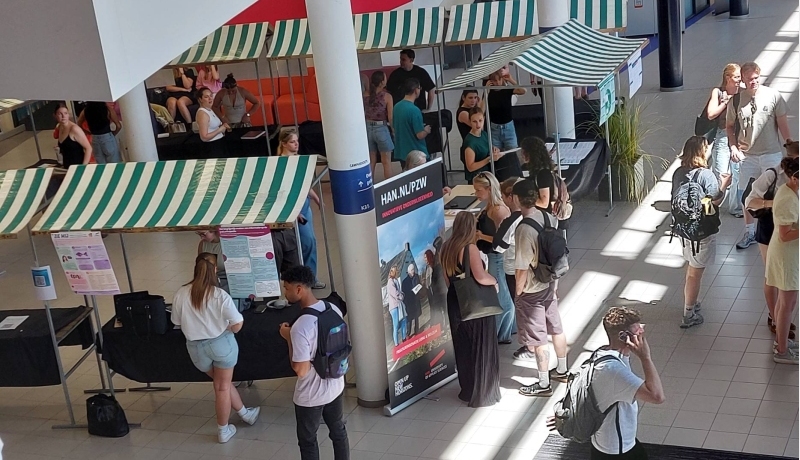 Overzicht van presentatiemarkt studenten tijdens PZW presenteert