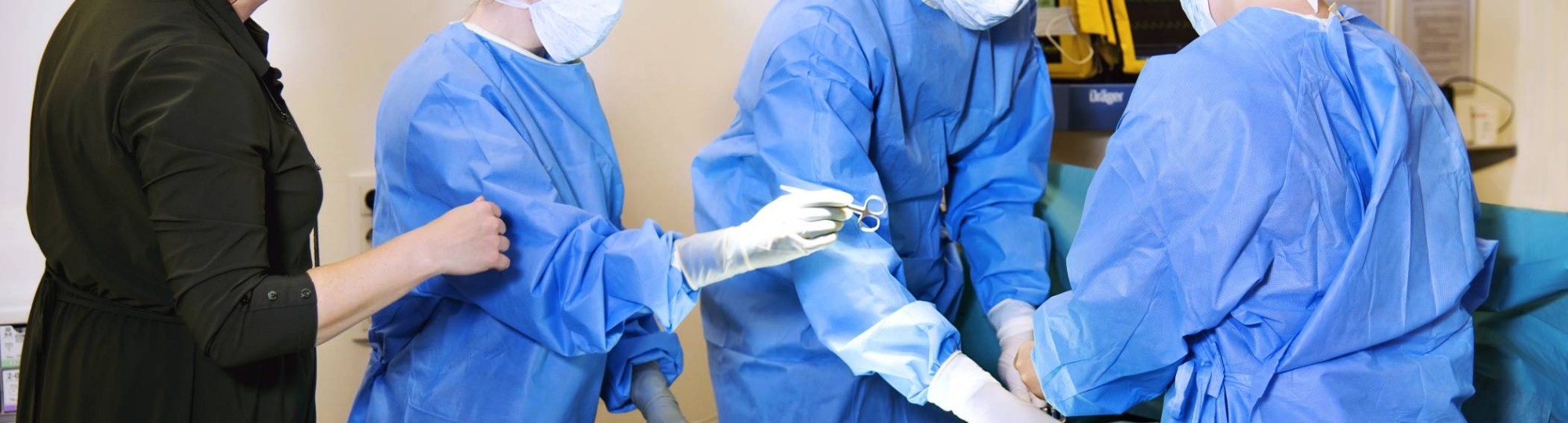 Hulpverlening studenten oefenen operatie met docent