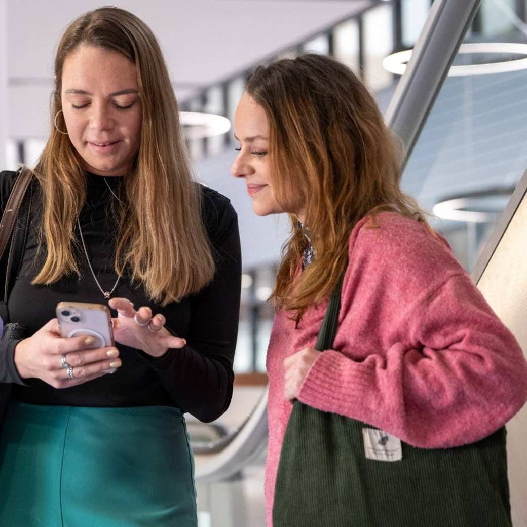 2 studenten van de onderwijsmasters overleggen met elkaar.