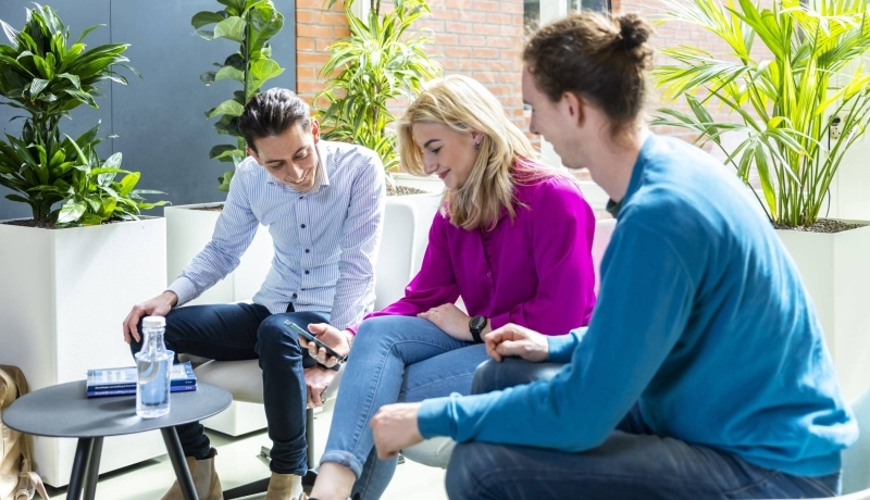 studenten Ad accountancy deeltijd in overleg in de hal van de HAN Arnhem, finance, financieel, AFEM