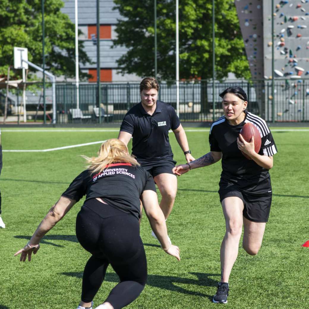 ALO studenten spelen een balspel op de sportvelden van het Gymnasion
