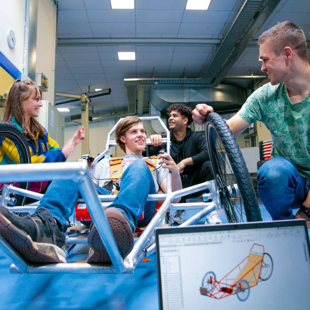 Automotive studenten werken aan vehicle eco marathon